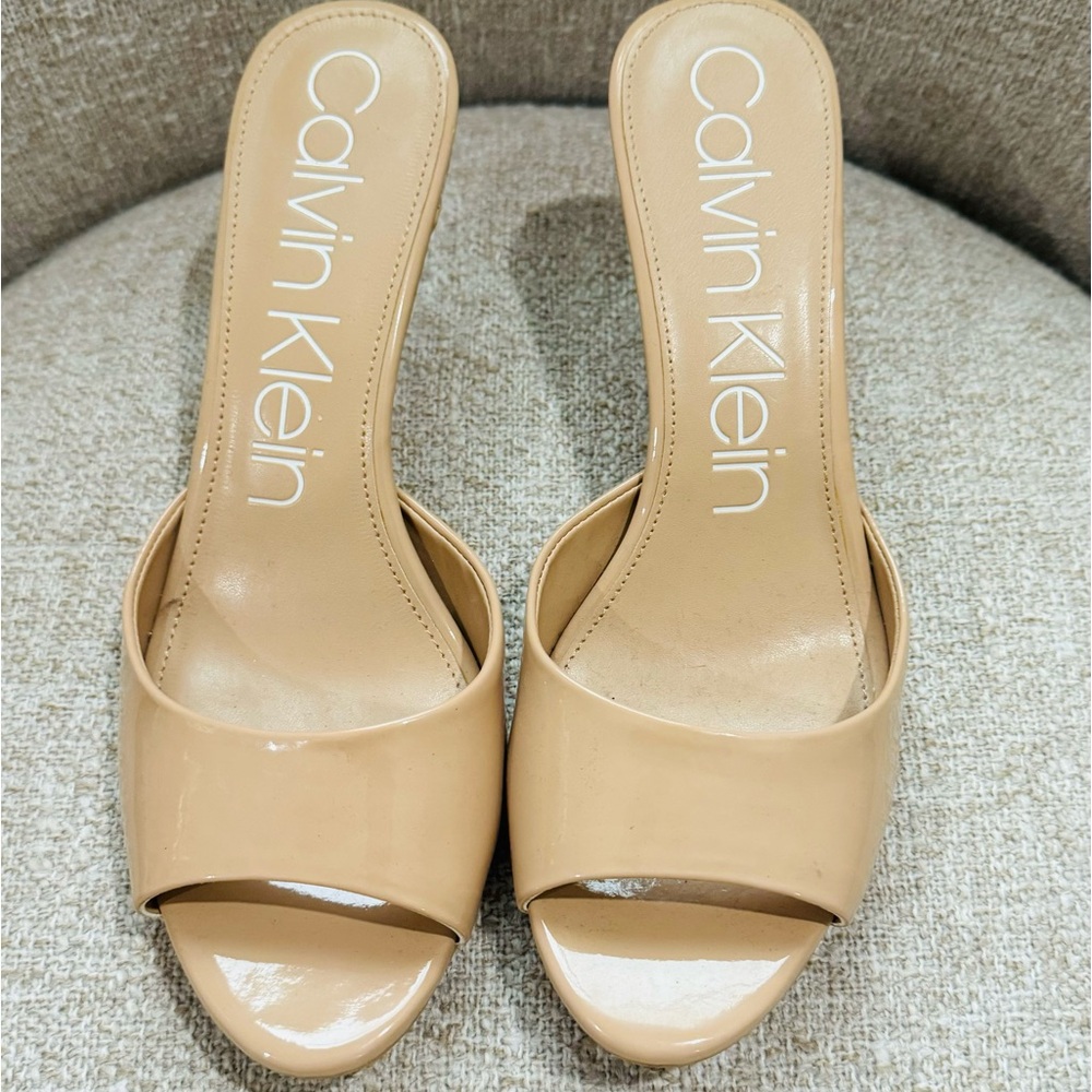 Calvin Klein Women's LUC Mule, Tan, Patent